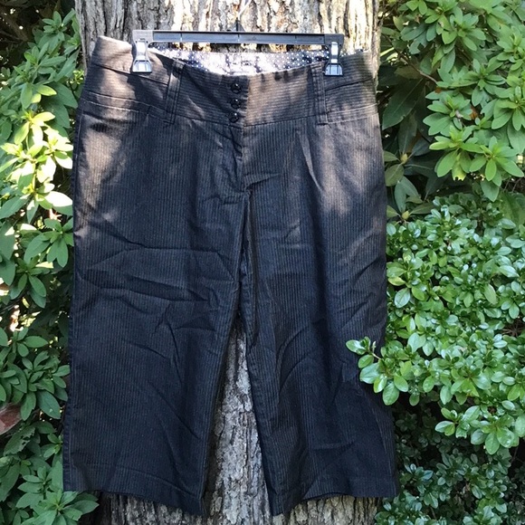 Maurices Charcoal Gray Black Striped Capris Shorts Juniors 11/12 Floral Lining - Picture 6 of 14